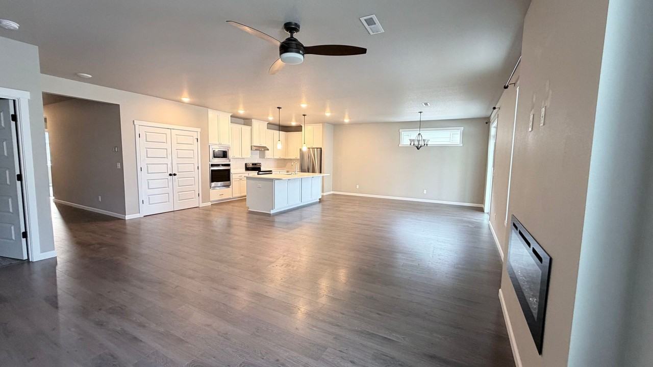7110 S Hever St - Photo 3 of 20