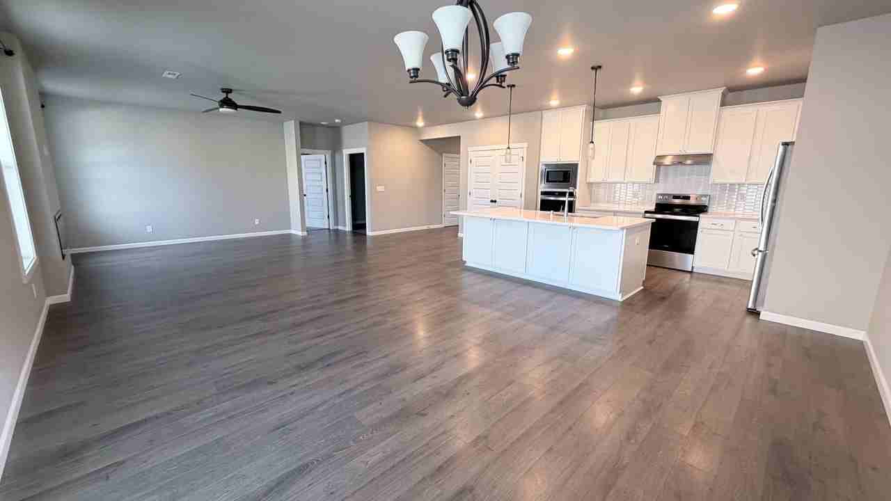 7110 S Hever St - Photo 5 of 20