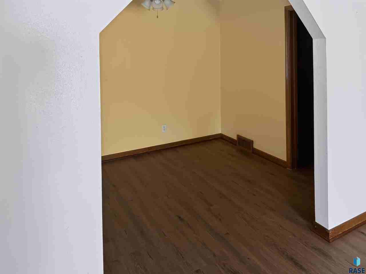 519 N Wayland Ave - Photo 3 of 20