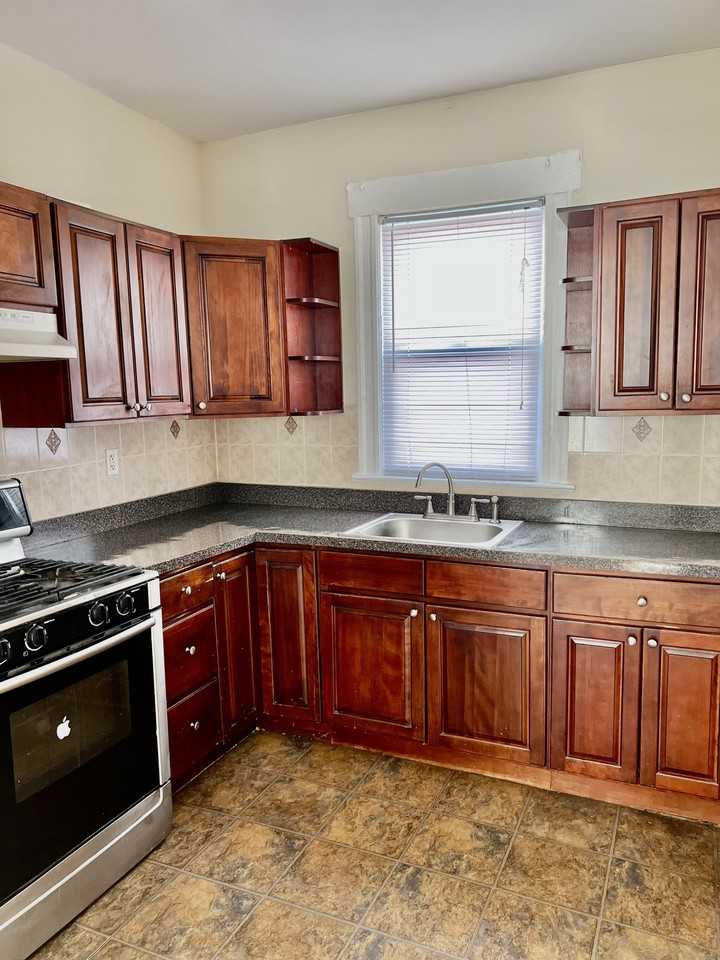 136 Division Ave - Photo 7 of 10