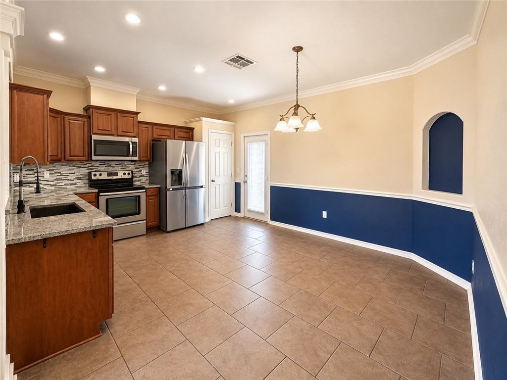 1124 Imperial St - Photo 5 of 11