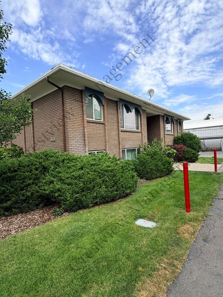 549 E Stringham Ave #B - Photo 2 of 20