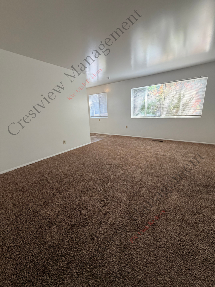 549 E Stringham Ave #B - Photo 3 of 20