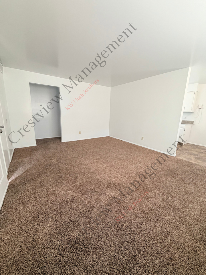549 E Stringham Ave #B - Photo 4 of 20