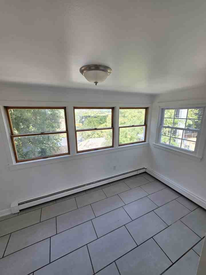 579 Park Ave - Photo 5 of 9