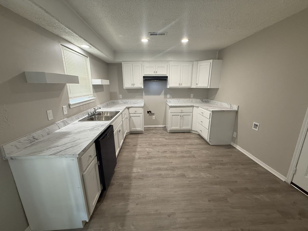11802 E 62nd Pl - Photo 4 of 15
