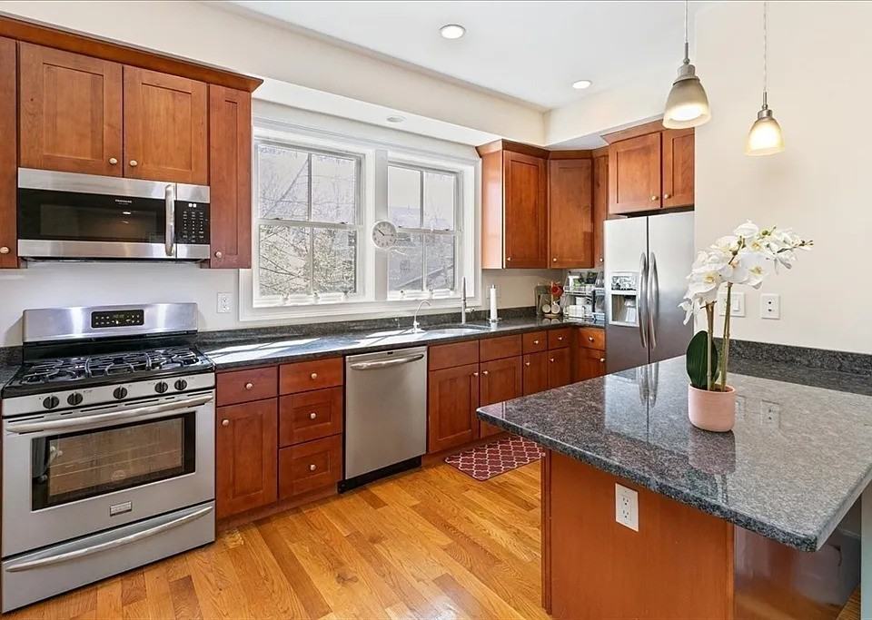 23 Spruce St - Photo 3 of 14