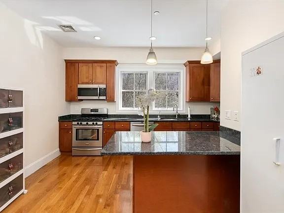 23 Spruce St - Photo 4 of 14