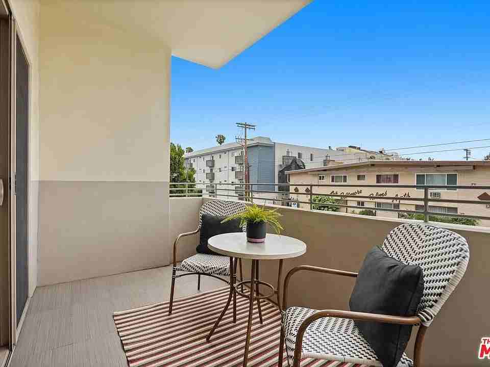 5016 Bakman Ave - Photo 2 of 23