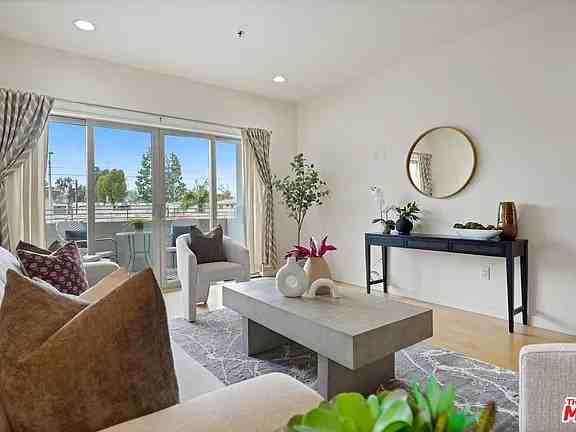 5016 Bakman Ave - Photo 5 of 23