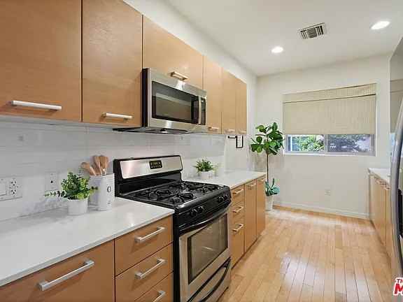 5016 Bakman Ave - Photo 7 of 23