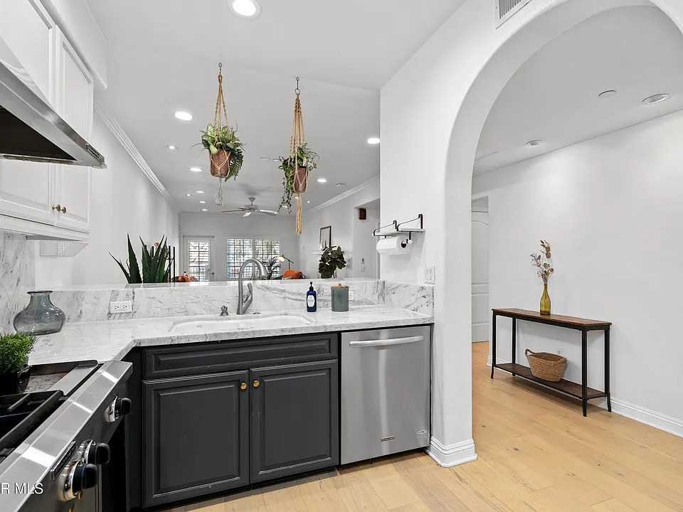 4805 Bellflower Ave - Photo 3 of 15