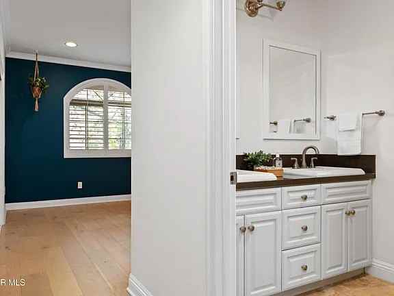 4805 Bellflower Ave - Photo 4 of 15