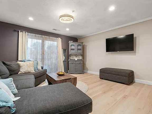 8 Kingswood Dr - Photo 4 of 13