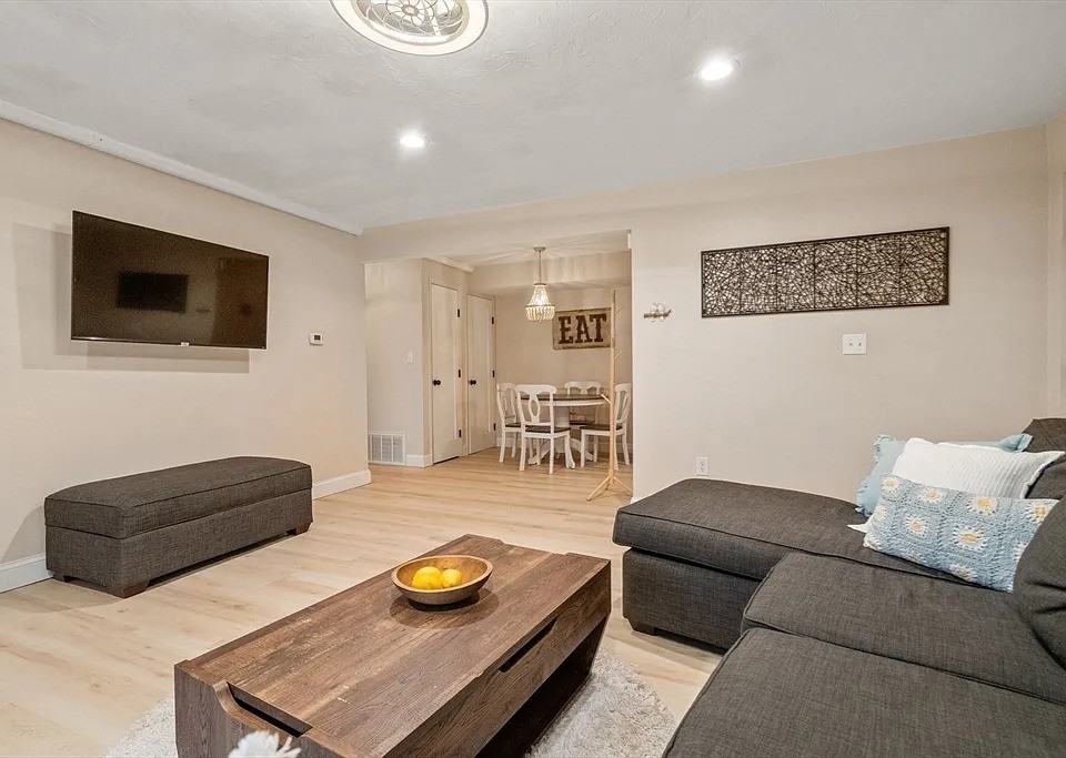 8 Kingswood Dr - Photo 6 of 13