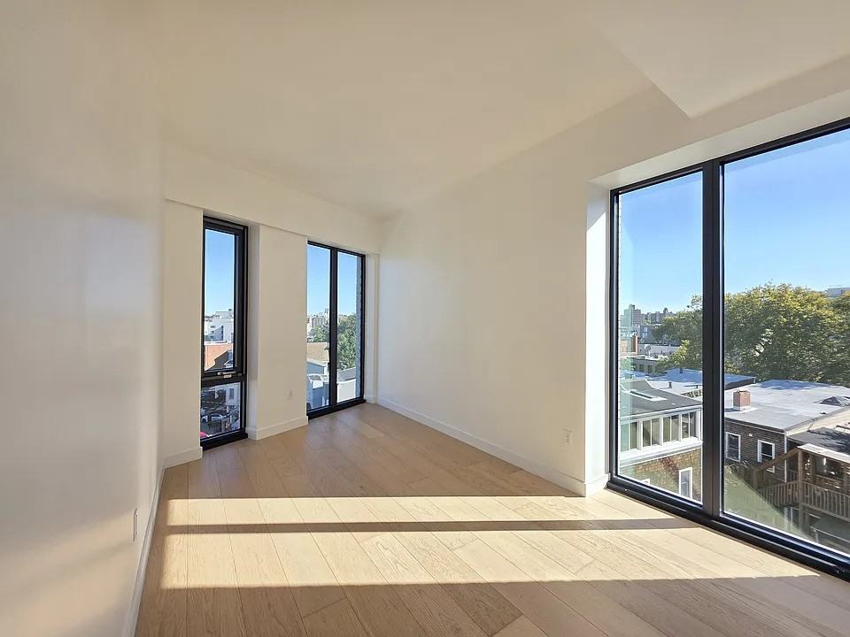 3005 Vernon Blvd - Photo 6 of 13