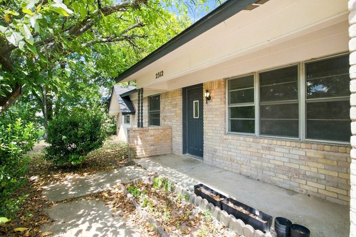 2312 Hunt Dr - Photo 2 of 17