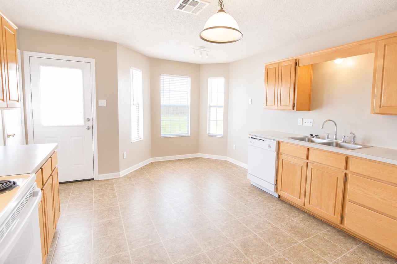 3102 Tom Lockett Dr - Photo 5 of 16