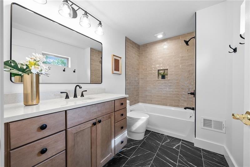 1431 Adams St - Photo 5 of 13