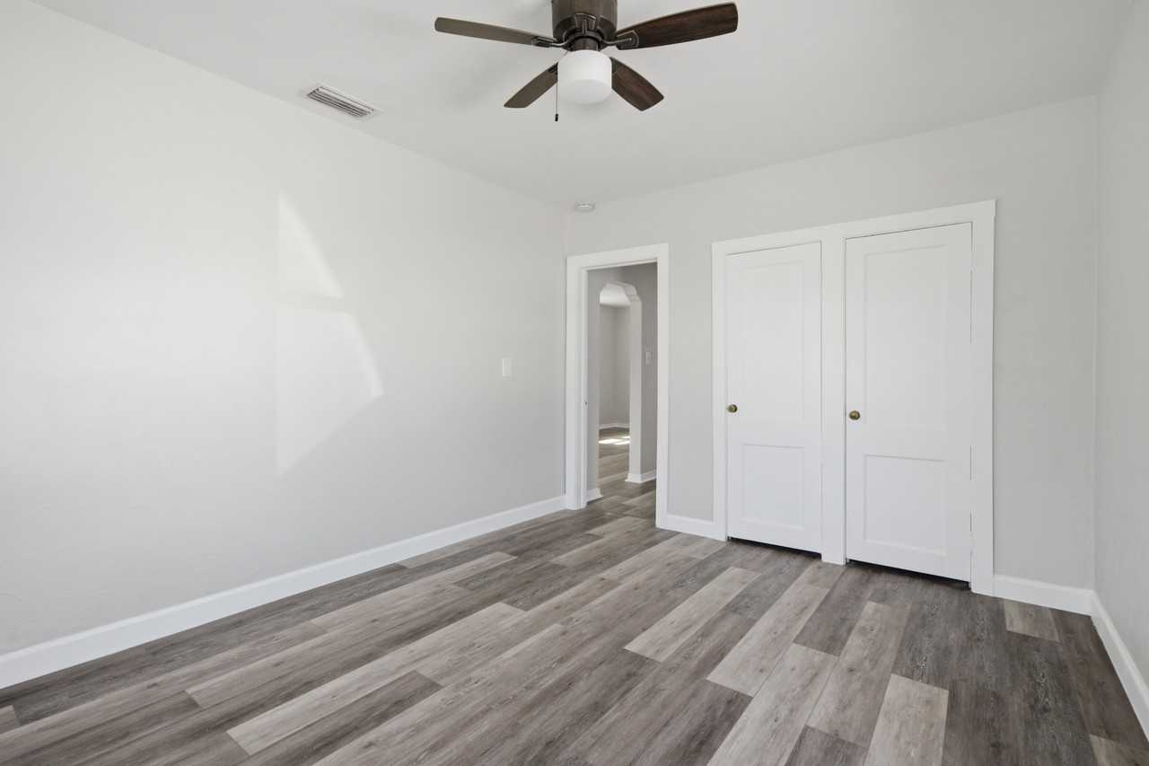 2704 W Leroy St - Photo 2 of 20
