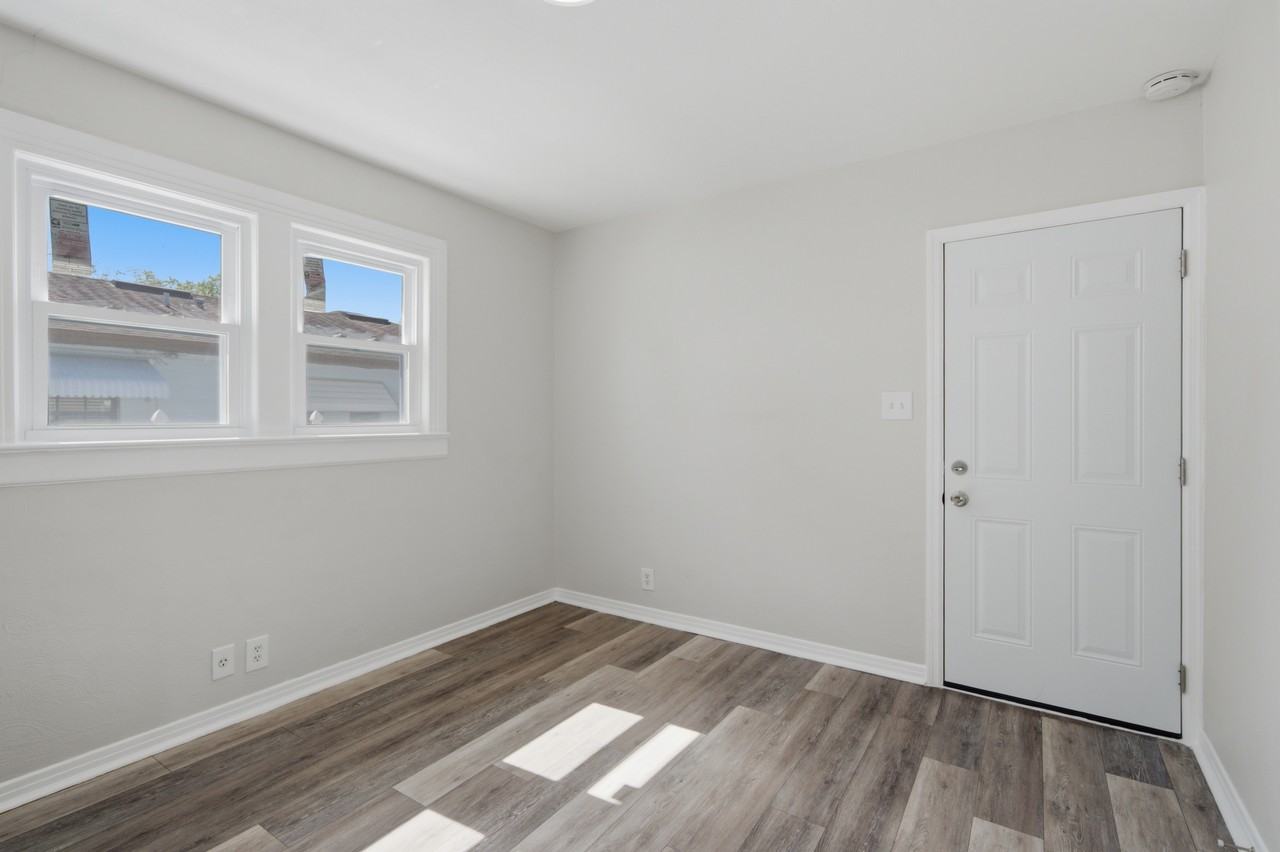 2704 W Leroy St - Photo 4 of 20