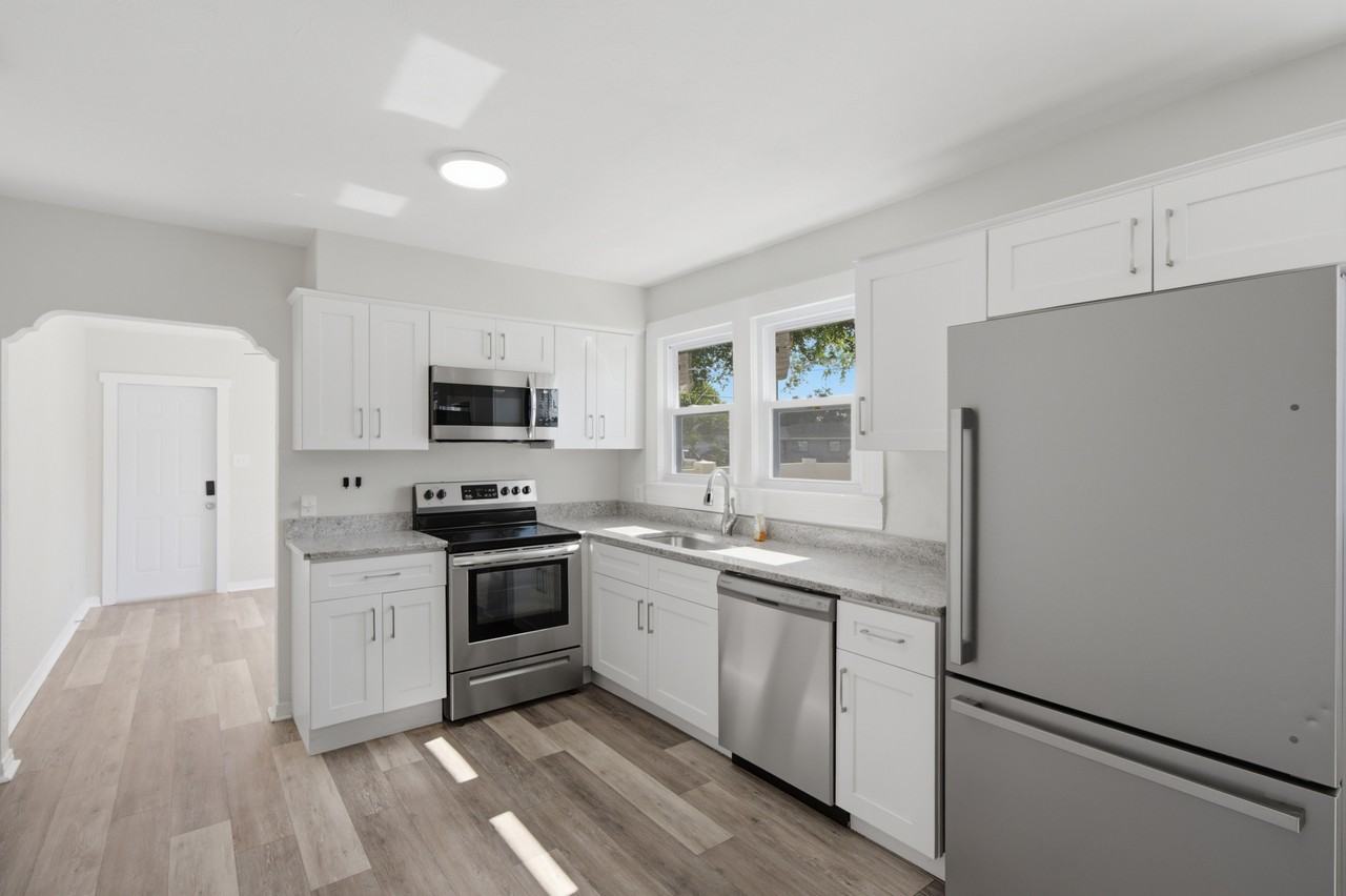 2704 W Leroy St - Photo 5 of 20