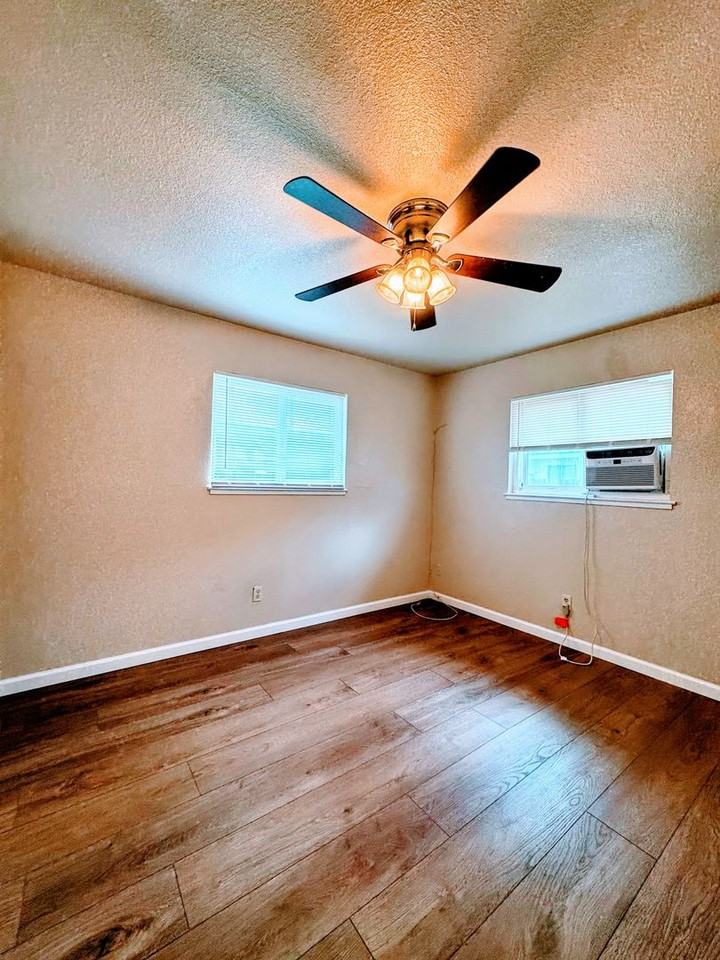 1512 71st Ave - Photo 7 of 8