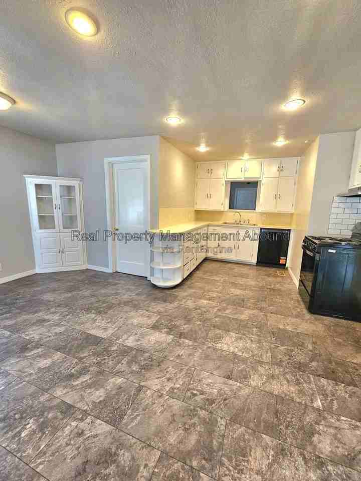 4612 E 3rd St - Photo 5 of 25