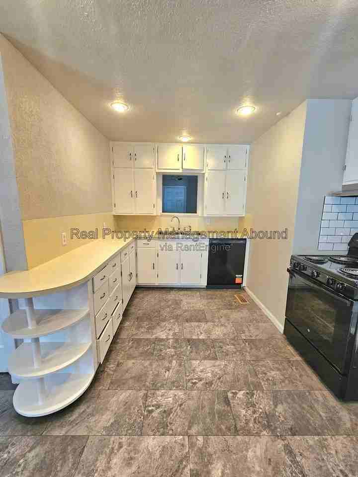4612 E 3rd St - Photo 6 of 25