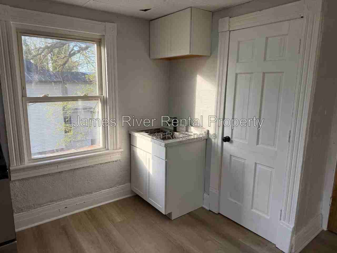 1009 4th St #4 - Photo 2 of 11