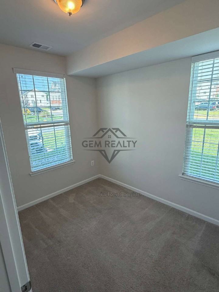 501 Rolling Valley Dr - Photo 4 of 33