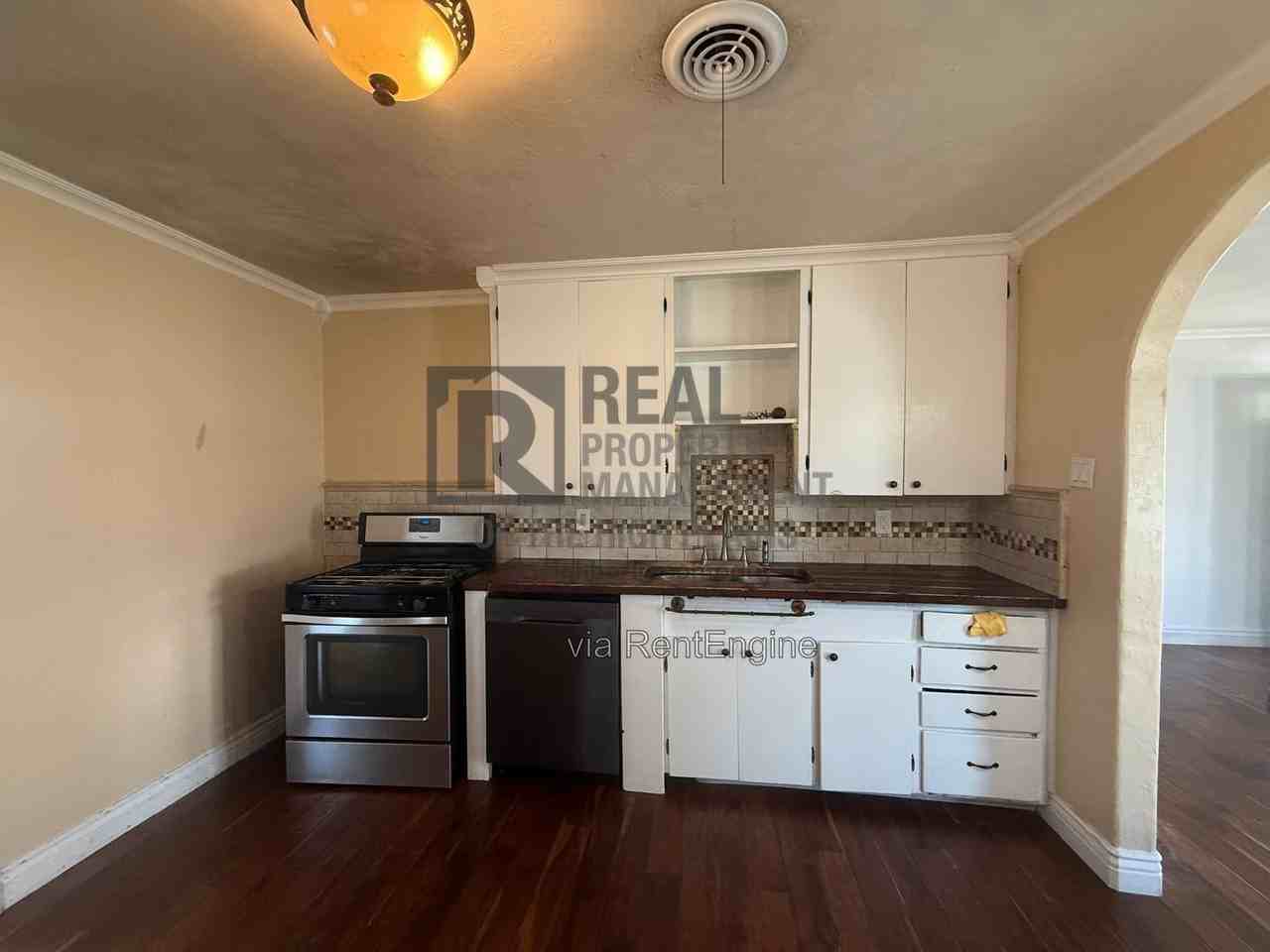 1400 N Lincoln St - Photo 2 of 8