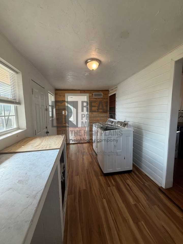 1400 N Lincoln St - Photo 3 of 8