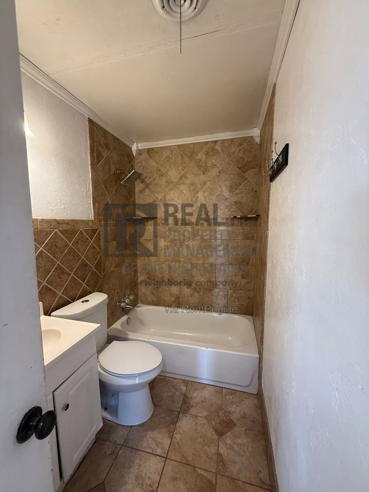 1400 N Lincoln St - Photo 5 of 8