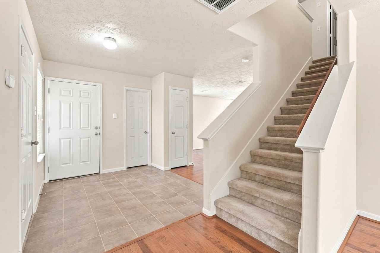12563 Chiswick Rd - Photo 2 of 24