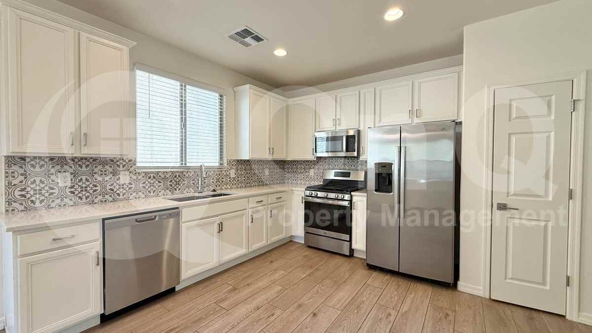 3913 S 58th Ln - Photo 3 of 12