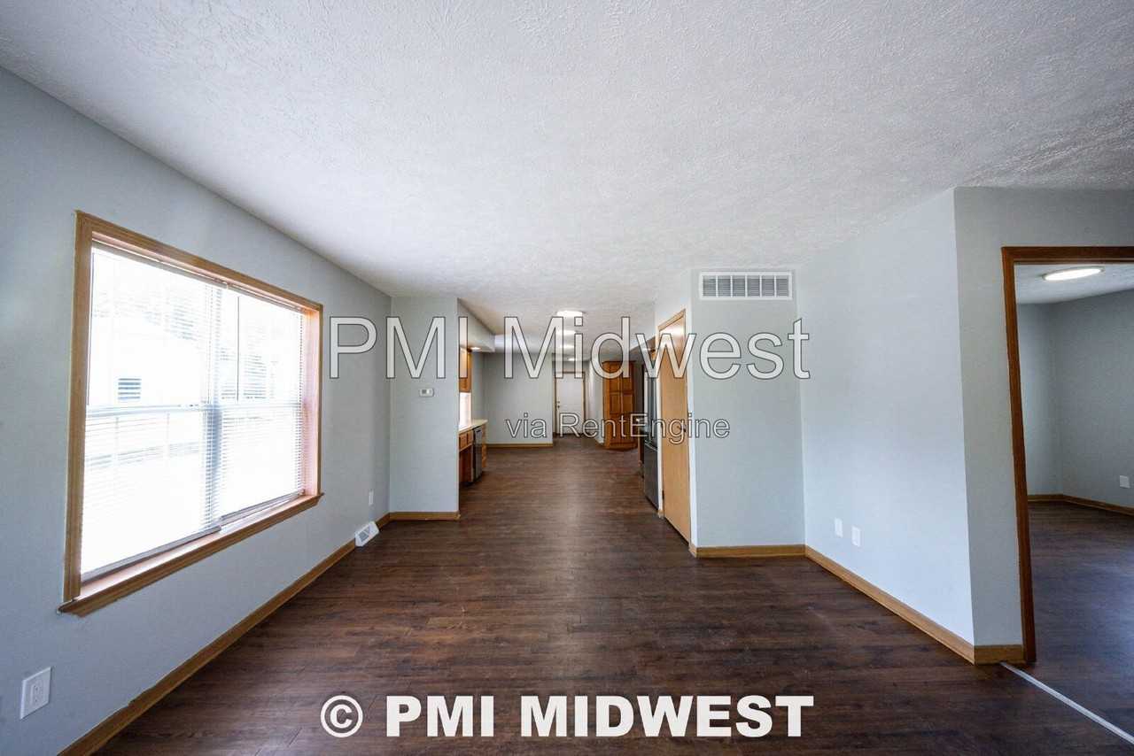 401 Franklin Ave - Photo 3 of 26