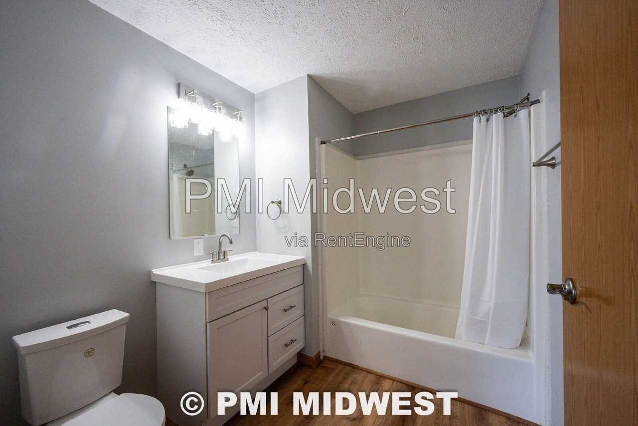 401 Franklin Ave - Photo 6 of 26