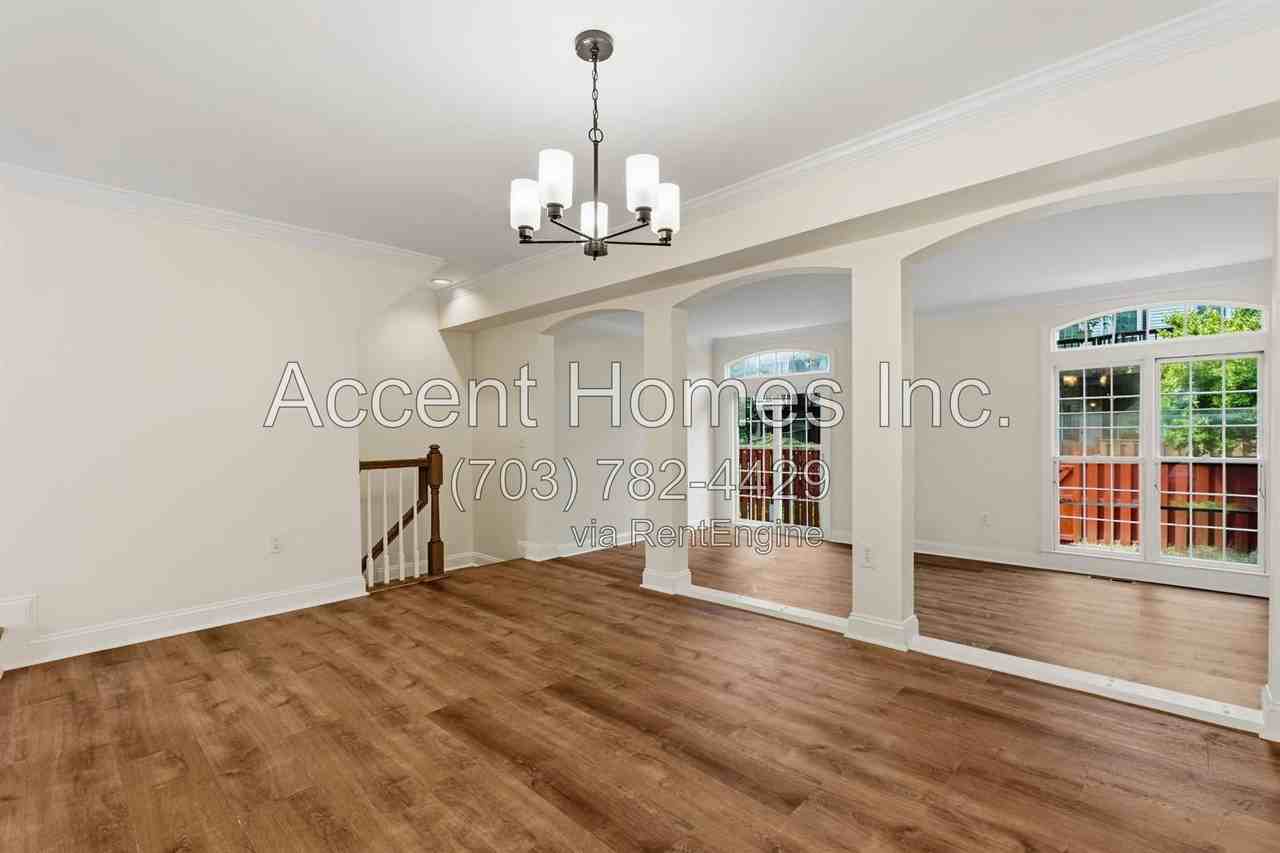 7508 Cadbury Row - Photo 6 of 33