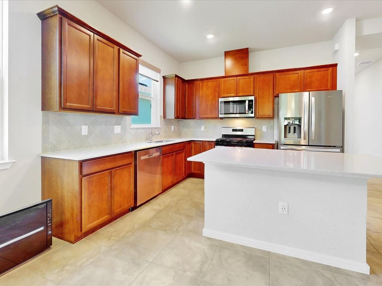 2542 Cliff Way - Photo 7 of 33