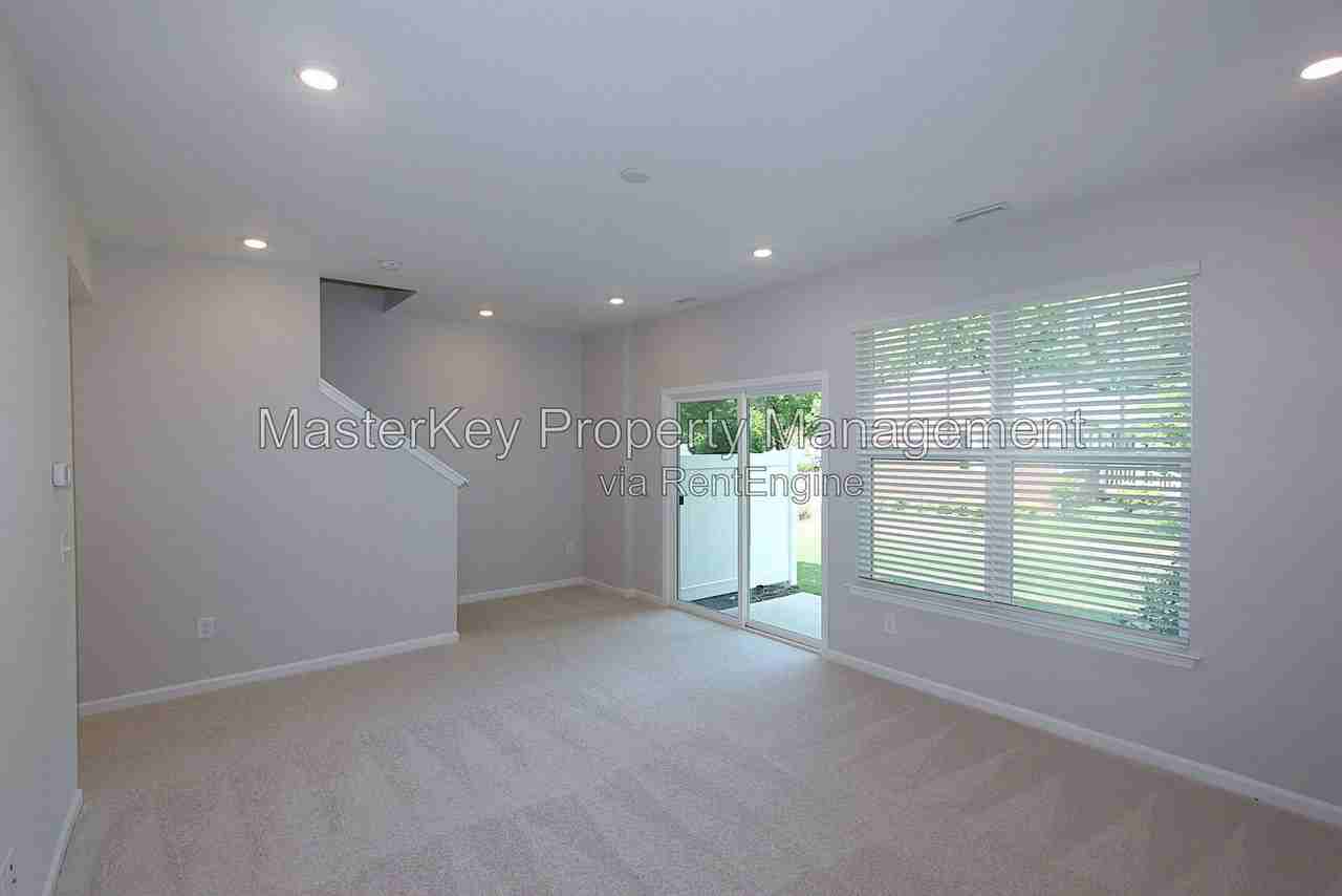 2702 Saltaire Ave - Photo 3 of 33