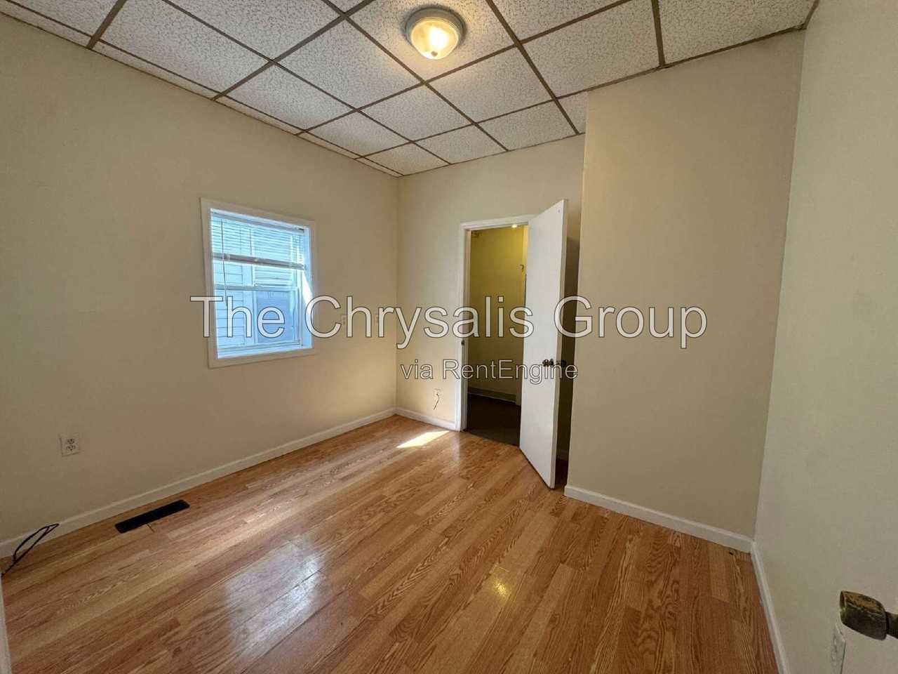 1725 Crosat St #B - Photo 6 of 9