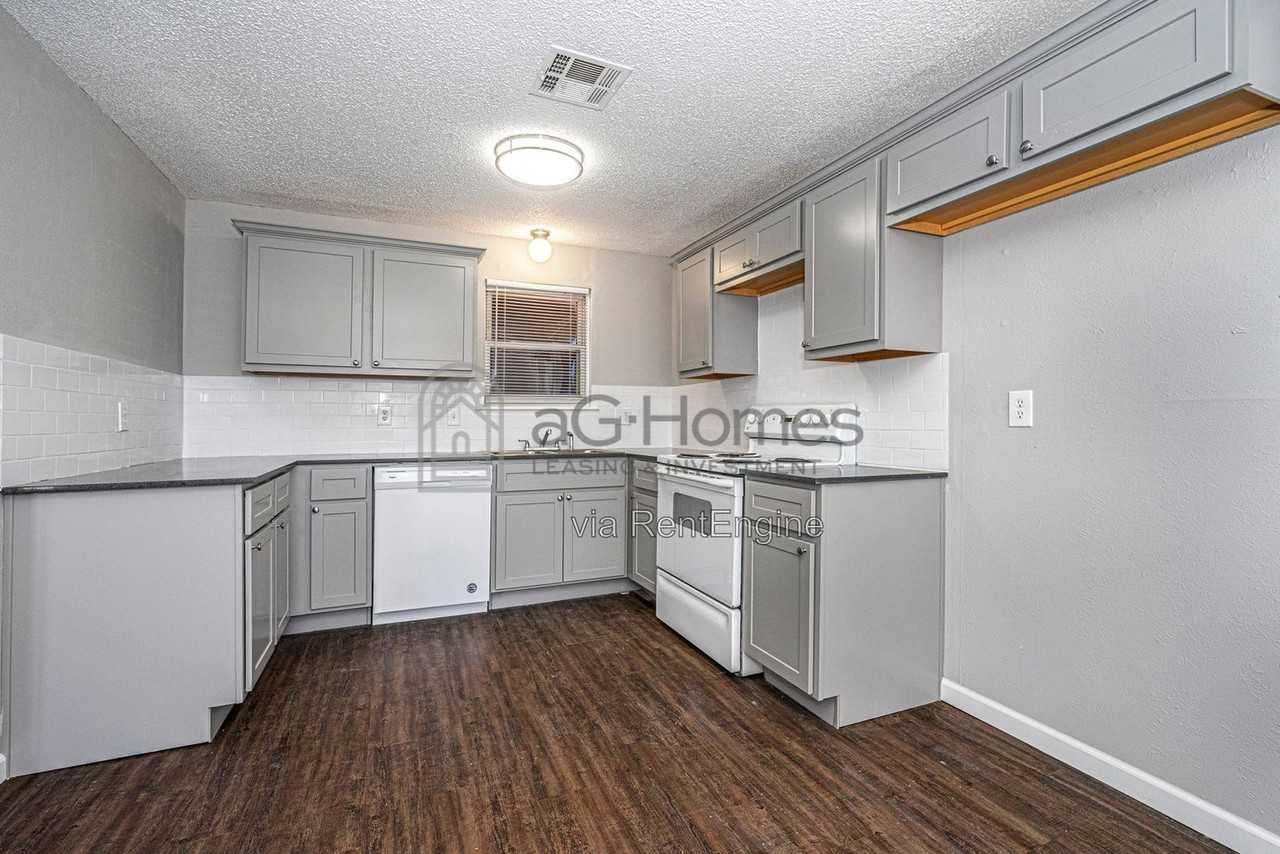 4721 Se 50th St - Photo 2 of 20