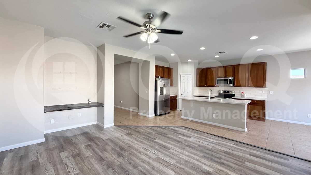 10038 W Levi Dr - Photo 3 of 23