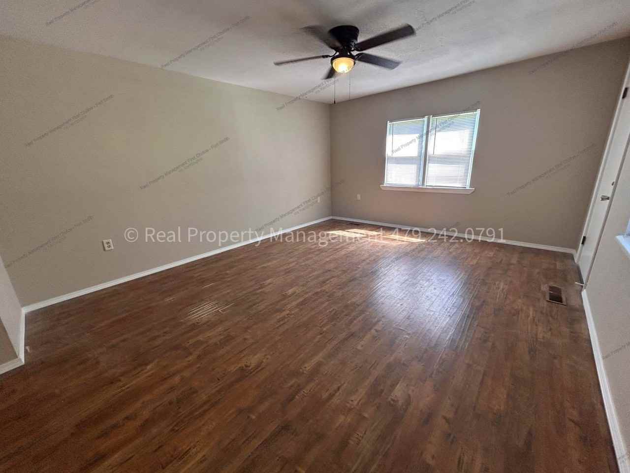 500 Gillette Ave - Photo 3 of 23