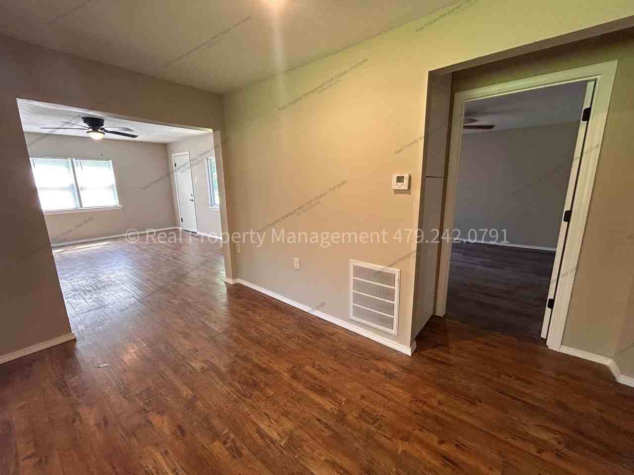 500 Gillette Ave - Photo 5 of 23