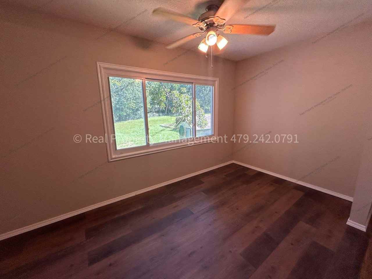 500 Gillette Ave - Photo 6 of 23