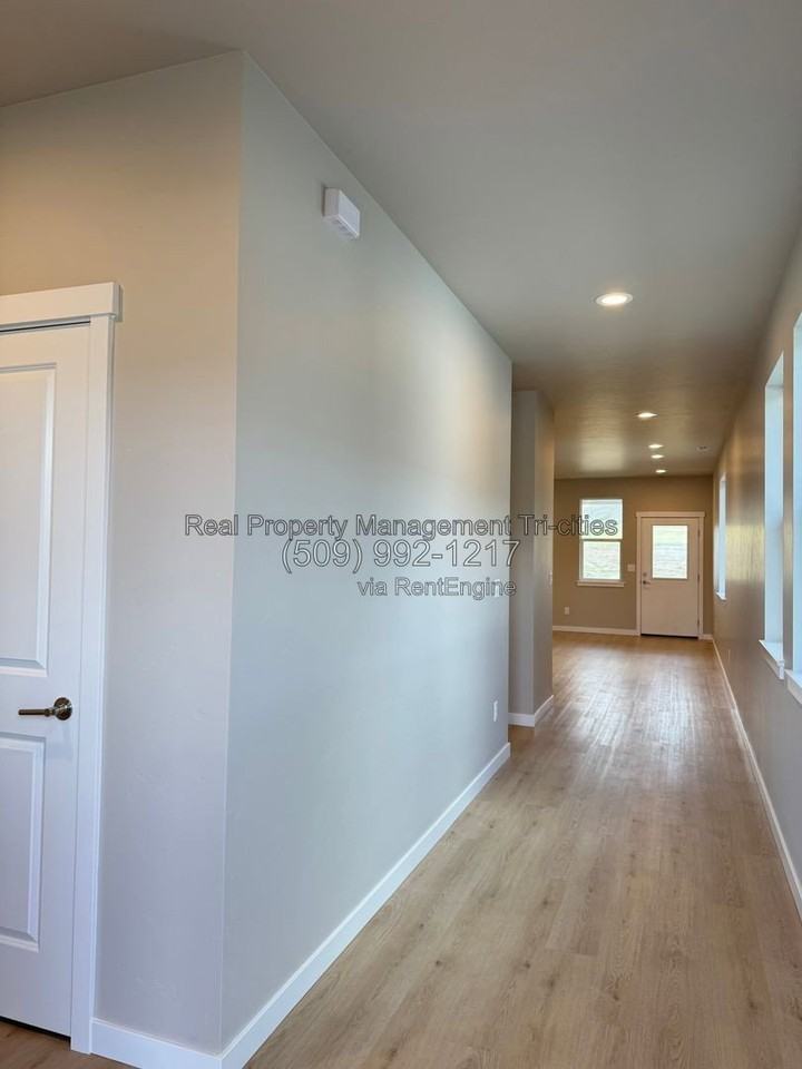 3592 Stardust St - Photo 4 of 23