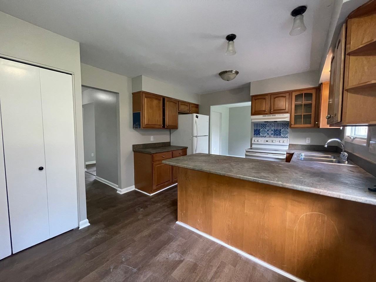 1200 Woodview Dr - Photo 4 of 20