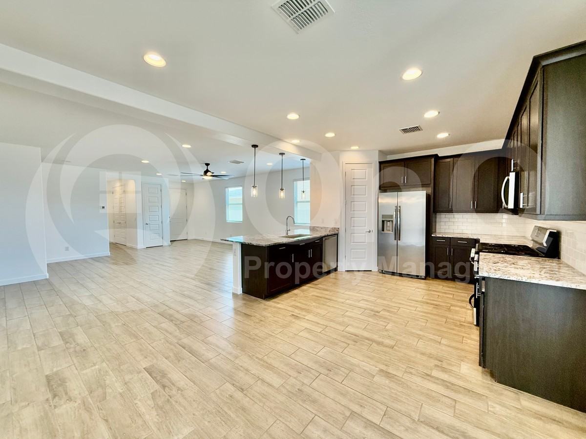 4226 S 94th Ave - Photo 7 of 25